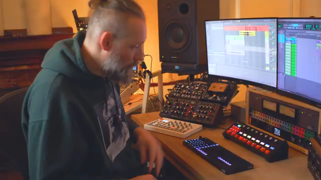 Lodewijk Vos (LØ): The Desk Setup That Turns Workflow Into a Weapon