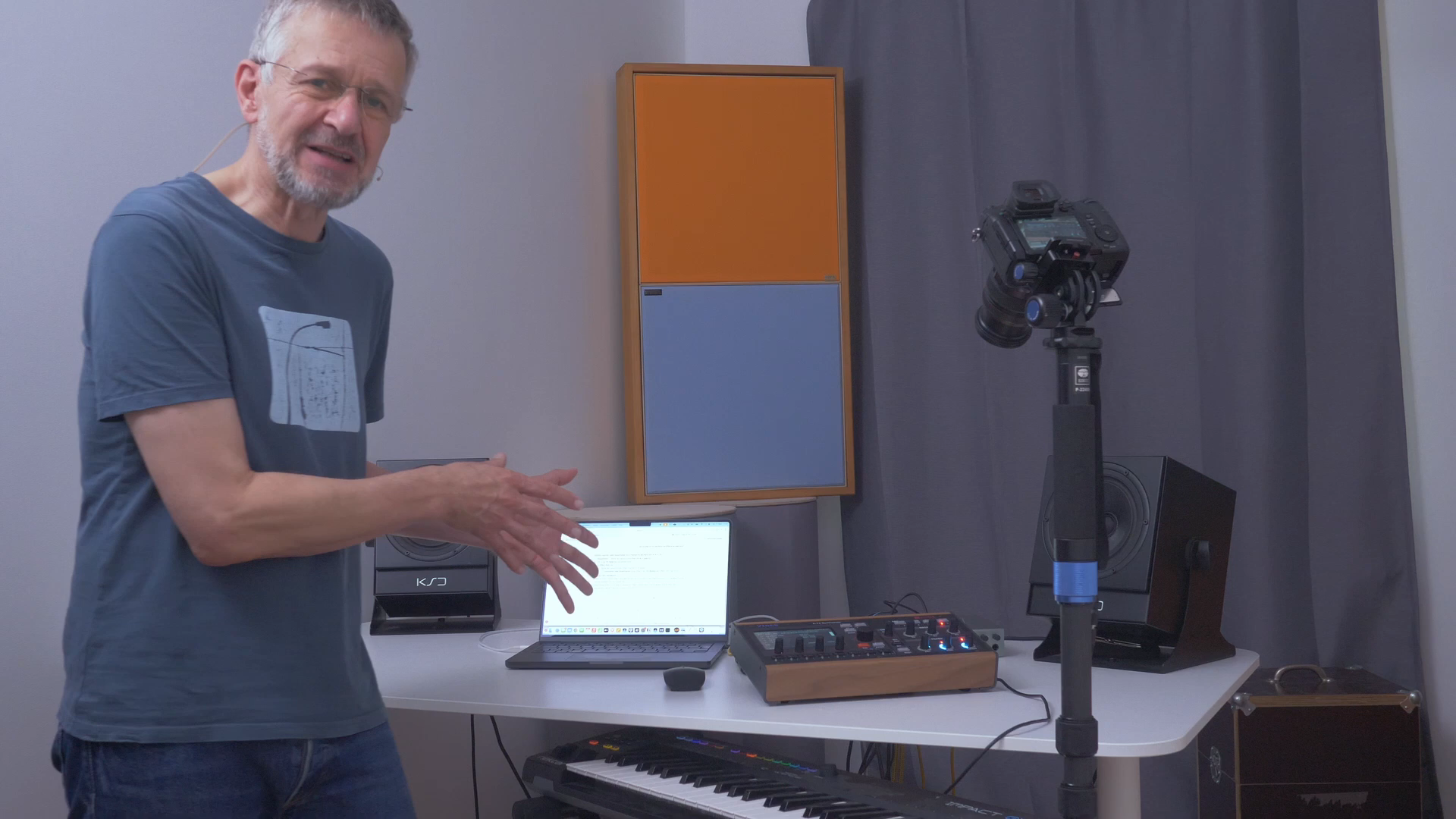 A quick setup guide is missing; a manual is not included either.