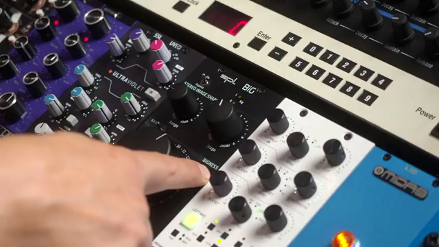 Obviously there's the big knob, which goes from min to max. Doesn't really, it just says bigness, which is actually super cool. I love that.