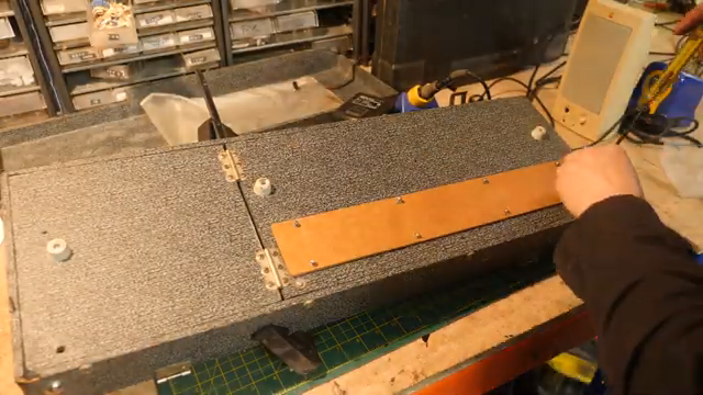 so as you saw in the inside it is obviously a monophonic synthesizer it's like a solo kind of symphony it's quite good at what it does