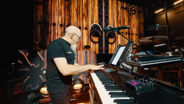 I make use of the ribbon and the joystick and the buttons as well so I can get all those kind of Jordan-like effects.