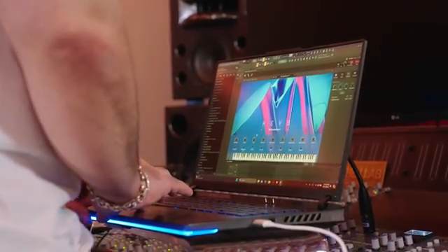 Arturia KeyLab mk3: Súbelo Neo’s Hybrid Workflow for Reggaeton Innovation