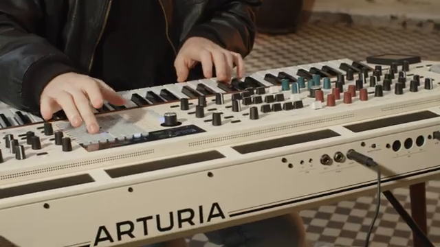 Allowing you to play up to 12 notes simultaneously in the most expressive way.